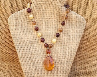 Collar vintage: Collar reciclado de los años 30, elaborado con prismas de cristal tallado naranja de una lámpara de araña de salón de California. Pieza única.