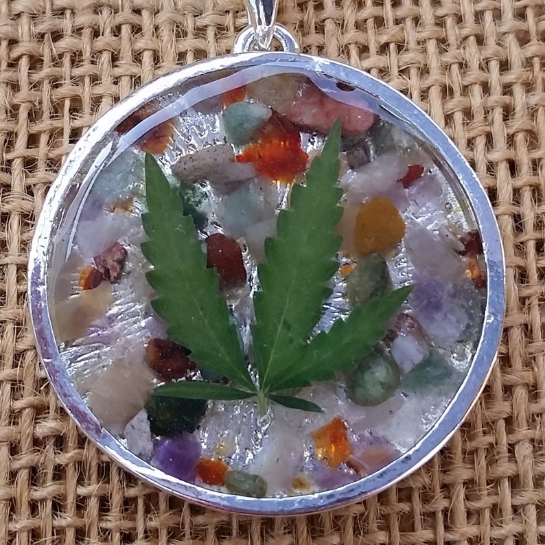 Resin Cannabis /& Mixed Gemstone Tumbled Gemstone Chip Real Marijuana Leaf Pendant Silver Tone Bezel 18 Inch Chain Weed Pot Leaf Necklace