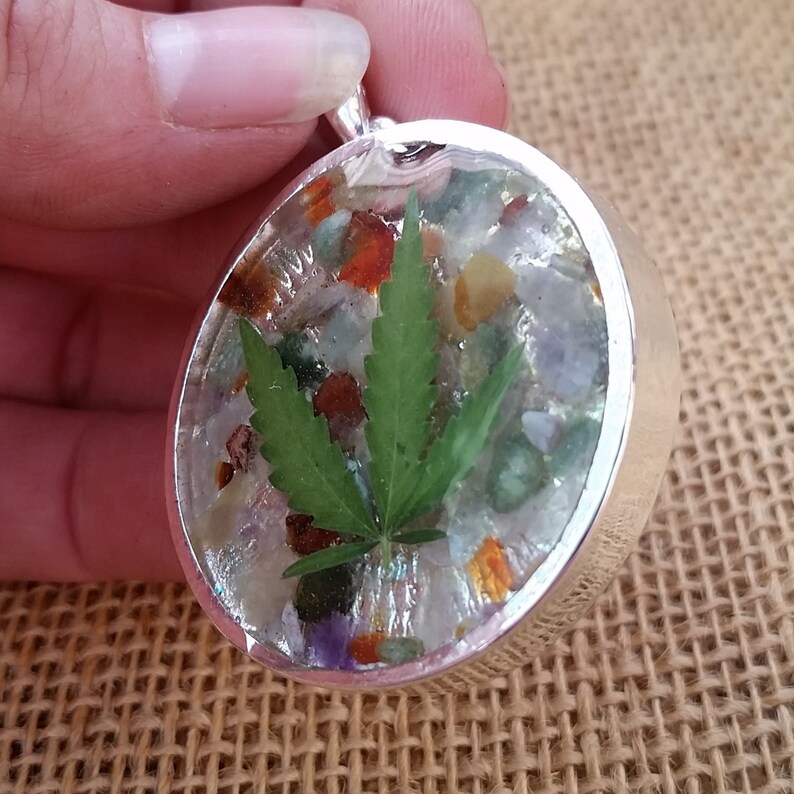 Resin Cannabis /& Mixed Gemstone Tumbled Gemstone Chip Real Marijuana Leaf Pendant Silver Tone Bezel 18 Inch Chain Weed Pot Leaf Necklace
