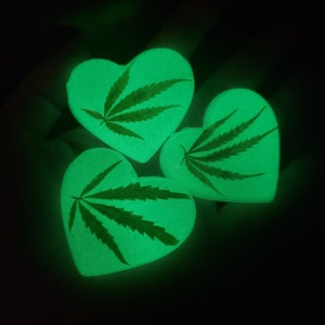 Glowing Green Weed Leaf Keychain: Glow In The Dark Bright Green Glitter w/ Real Pot Cannabis Marijuana Leaf Flat Heart Shape Resin Key Chain