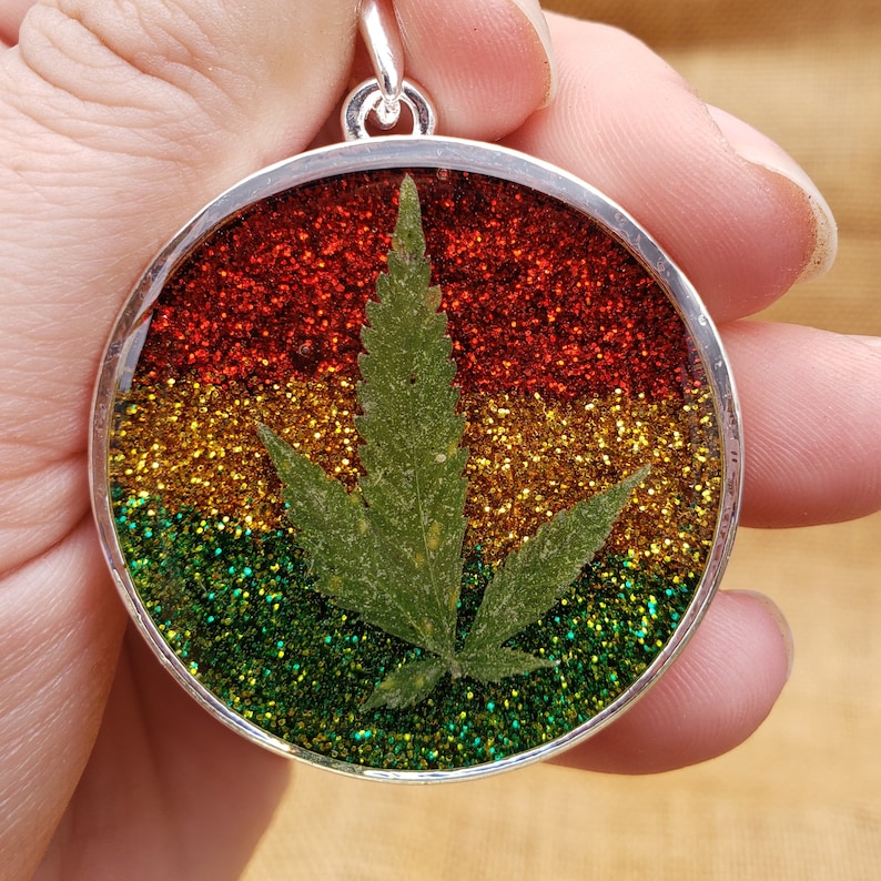 Resin Genuine Pot Leaf Rastafarian Green Gold Red Glitter Rasta Stripe Glitter Cannabis Weed Leaf Necklace