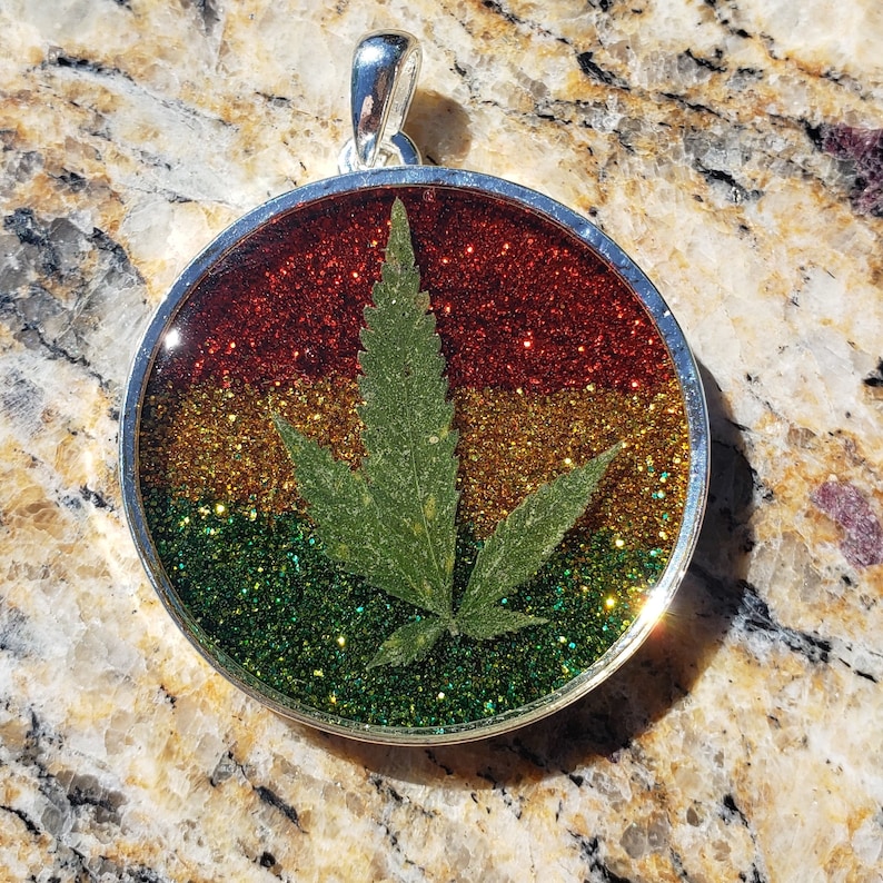 Resin Genuine Pot Leaf Rastafarian Green Gold Red Glitter Rasta Stripe Glitter Cannabis Weed Leaf Necklace