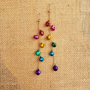 Boucles d'oreilles Jingle Bells arc-en-ciel : cadeaux de Noël et des fêtes non confessionnels pour elle Clochettes style lustre chaîne plaquée or Père Noël secret