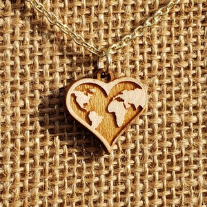 Herz Halskette: Hölzerne Weltkugel Erde Tag herzförmige Laser geschnitten Silhouette in dunkelbraun beige vergoldet Erde Tag Valentinstag Geschenk