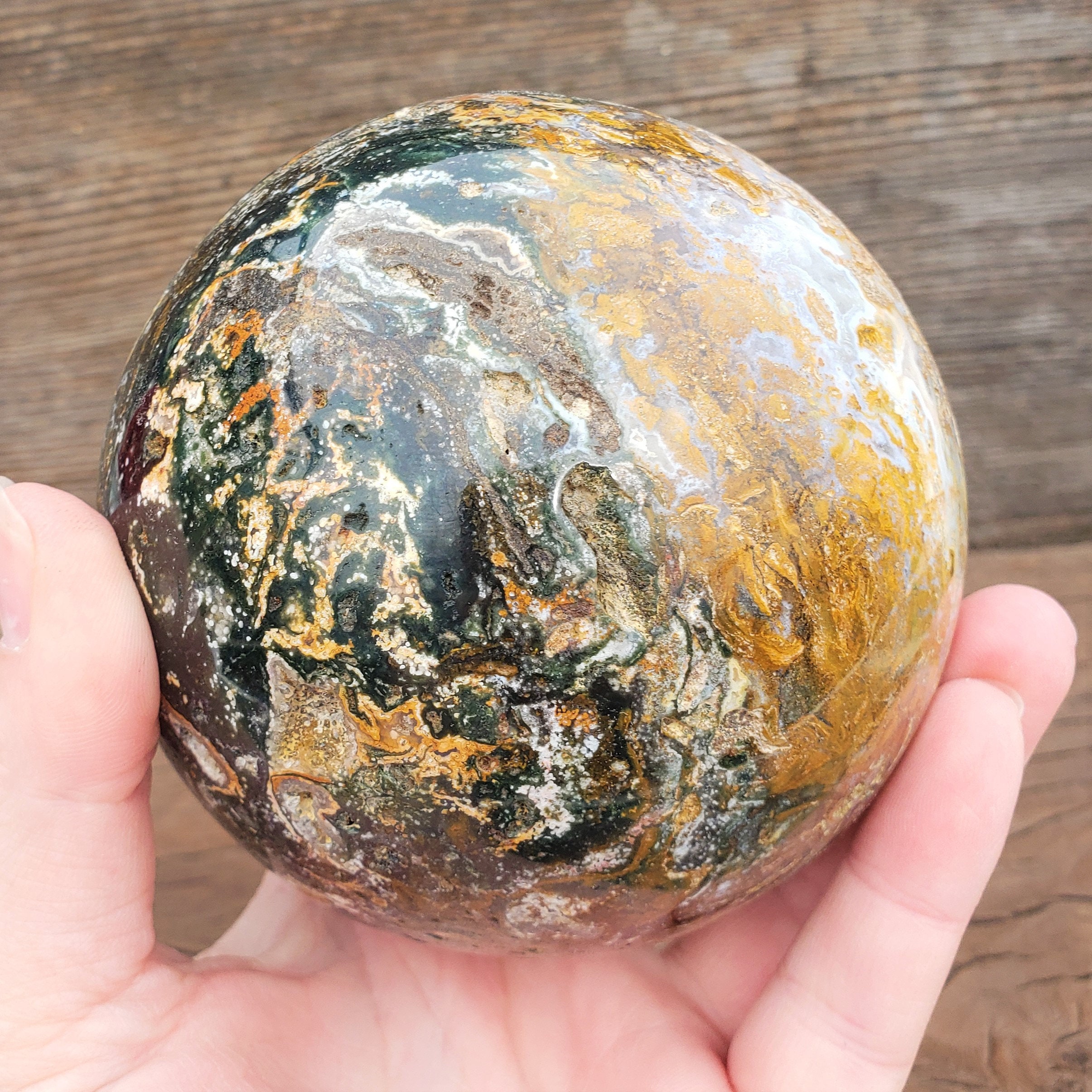 オーシャンジャスパースフィア：1,335グラムの大型で、マダガスカル産