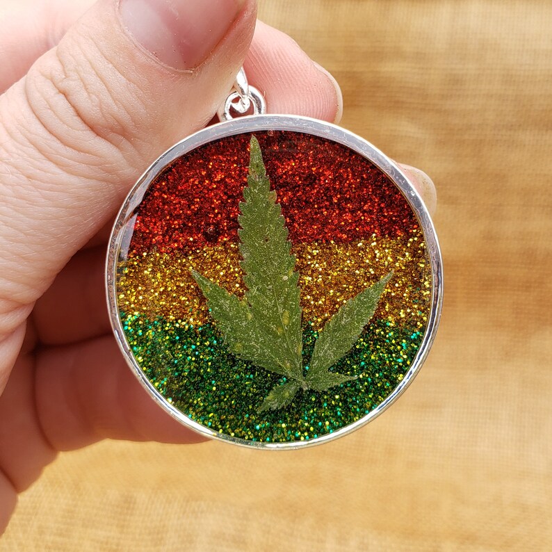 Resin Genuine Pot Leaf Rastafarian Green Gold Red Glitter Rasta Stripe Glitter Cannabis Weed Leaf Necklace