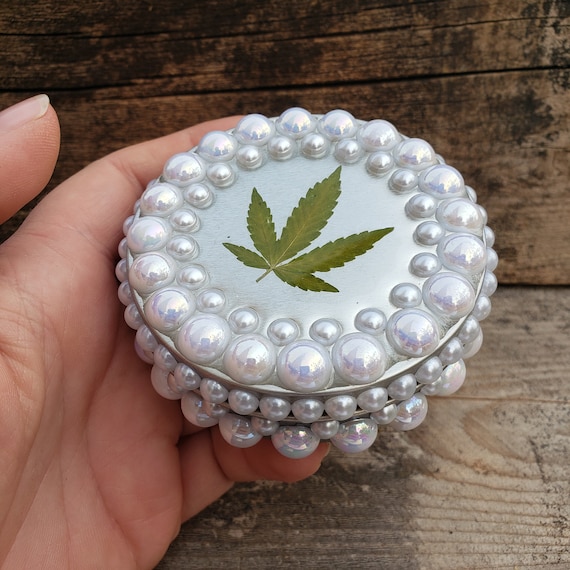Weiße Perlen Stash Box: Echtes Cannabis Blatt Aluminium Metall mit
