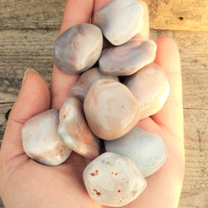 Botswana Agate Tumbled: Set of 10 2-5 cm Diameter Smooth Polished Tumble Banded African Agates Cream Peach Grey Beige Colored