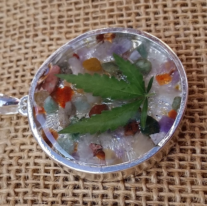 Resin Cannabis /& Mixed Gemstone Tumbled Gemstone Chip Real Marijuana Leaf Pendant Silver Tone Bezel 18 Inch Chain Weed Pot Leaf Necklace