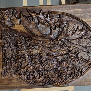 Relieve de alce 3D tallado en pino: decoración rústica de cabaña