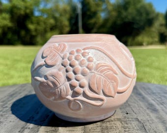 Jarrón de cerámica tallada en terracota hecho a mano