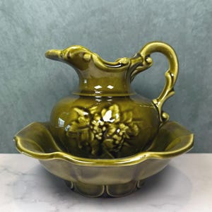 Vintage McCoy USA olijfgroene aardewerk kan en wastafelset