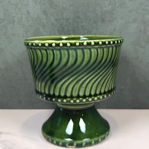 Vaso de pedestal McCoy Floraline 685 - Design canelado em espiral verde esmeralda