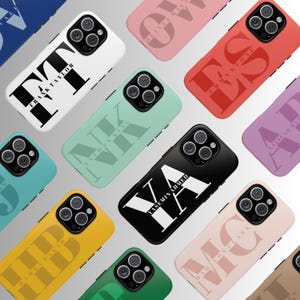 Könnte beinhalten: Eine Auswahl an personalisierten Handyhüllen in verschiedenen Farben, darunter Weiß, Schwarz und Rosa. Jede Hülle zeigt einen Namen oder Initialen in einer fetten Schriftart. Für Smartphones mit Dreifach-Kamera.