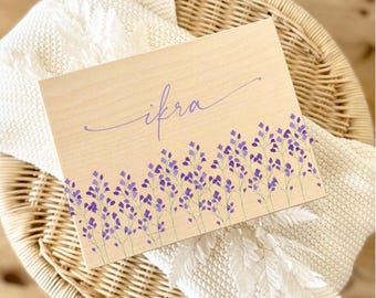 Schlichte Erinnerungskiste mit Blumen Flieder Lila, Geschenk Geburt, Erinnerungsbox Baby, Einschulung, Personalisiertes Geschenk Geschenkbox