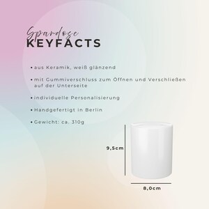K&ouml;nnte beinhalten: Ein wei&szlig;er Keramikzylinder mit gl&auml;nzendem Finish, 8,0 cm Durchmesser und 9,5 cm hoch. Der Text "Spardose KEYFACTS" steht oben. Der Text erw&auml;hnt auch einen Gummiverschluss, Personalisierung und handgefertigt in Berlin.