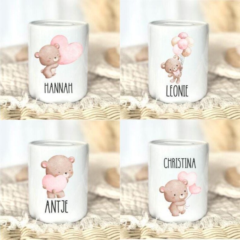 K&ouml;nnte beinhalten: Vier wei&szlig;e Keramikbecher mit Illustrationen von Teddyb&auml;ren und Namen. Jeder Becher hat ein anderes Design: ein B&auml;r, der ein Herz h&auml;lt, ein B&auml;r mit Luftballons und ein B&auml;r mit Herzen. Die Namen "Hannah", "Leonie", "Antje" und "Christina" sind aufgedruckt.