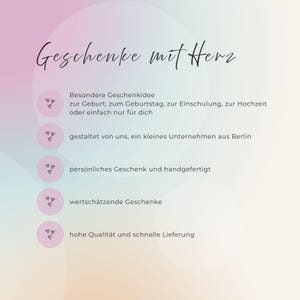 K&ouml;nnte beinhalten: Grafik in Pastellfarben mit dem Text "Geschenke mit Herz" und Aufz&auml;hlungszeichen, die Geschenkideen f&uuml;r verschiedene Anl&auml;sse auflisten. Das Bild enth&auml;lt kleine Herzsymbole und S&auml;tze wie "handgefertigt" und "hohe Qualit&auml;t".