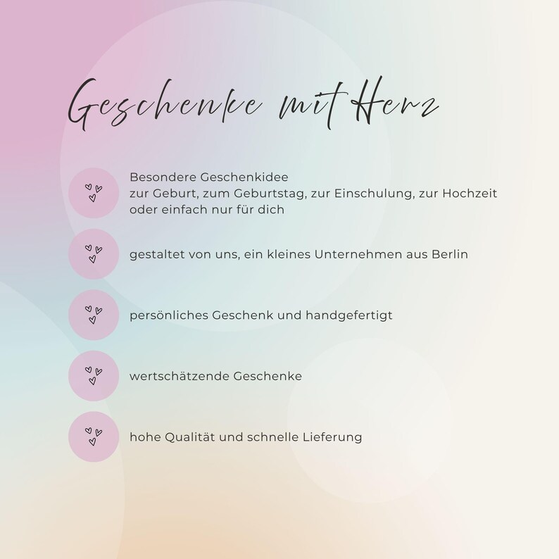 K&ouml;nnte beinhalten: Grafik in Pastellfarben mit dem Text "Geschenke mit Herz" und Aufz&auml;hlungszeichen, die Geschenkideen f&uuml;r verschiedene Anl&auml;sse auflisten. Das Bild enth&auml;lt kleine Herzsymbole und S&auml;tze wie "handgefertigt" und "hohe Qualit&auml;t".