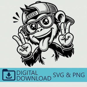 Pode incluir: Uma ilustração gráfica a preto e branco de um macaco com um boné de basebol e óculos, fazendo o sinal de paz com ambas as mãos e deitando a língua de fora. A faixa inferior inclui o texto DIGITAL DOWNLOAD SVG & PNG.