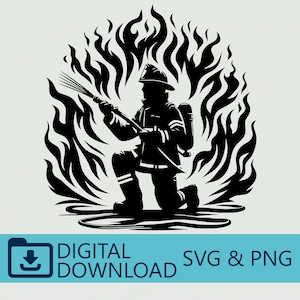 Puede incluir: Una silueta en blanco y negro de un bombero arrodillado, sosteniendo una manguera, rodeado de llamas. La imagen incluye el texto "DESCARGA DIGITAL SVG & PNG" en una pancarta azul en la parte inferior. El bombero lleva casco y equipo.
