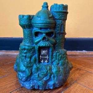 GRAYSKULL CASTLE SCULPTURE -- Statue Figure Motu He-man Masters of the Universe