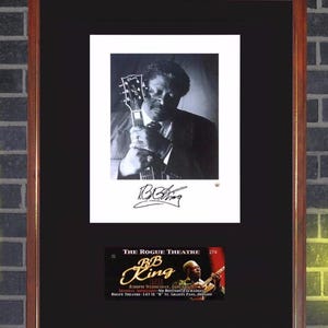 B.B. KING Rogue Theater GERAHMT 17 "x13" signiertes Foto & Konzertkarte DISPLAY Repro