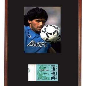 Diego MARADONA Napoli vs Fiorentina 1987 GERAHMT 13 "x17" Foto & Final Ticket DISPLAY Repro