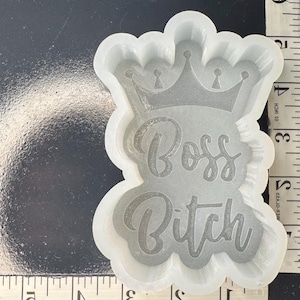 Op de afbeelding: Een heldere, wolk-vormige mal met de tekst "Boss Bitch" in een sierlijk lettertype en een kroonontwerp. Een liniaal in inches ernaast suggereert gebruik voor knutselprojecten.