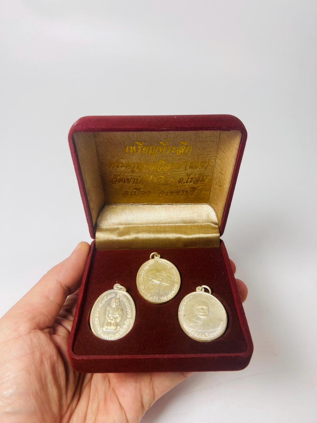 希少なシルバー製ルアンポー・デーンお守りコインセット：タイ仏教の