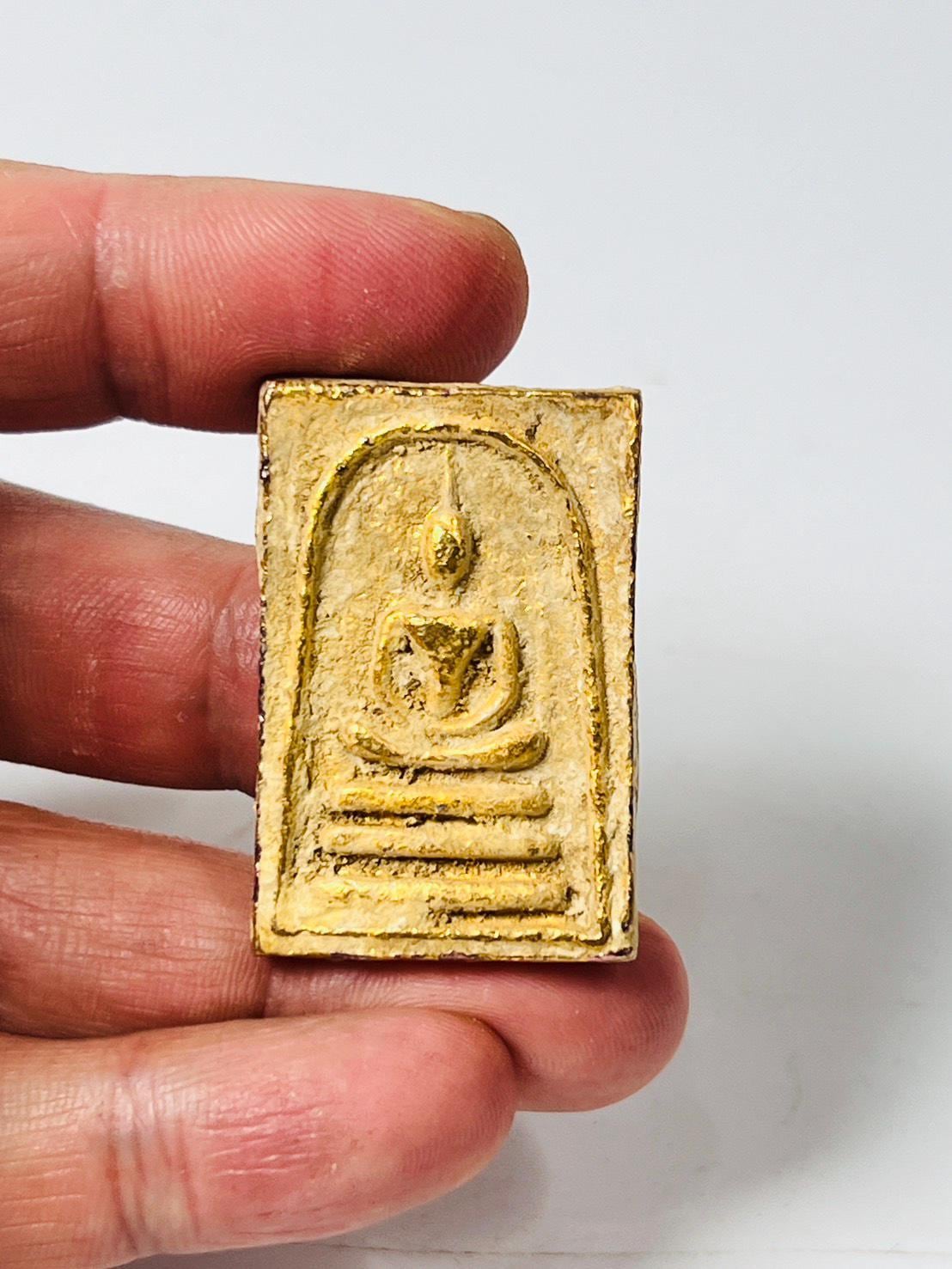 黄金のレクライ パヤ ガルーダ タイのお守り - ルアン フォー トゥ