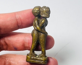 Amuleto de amor tailandés: Charm de latón bendito Inn Koo de Ajarn Pleng