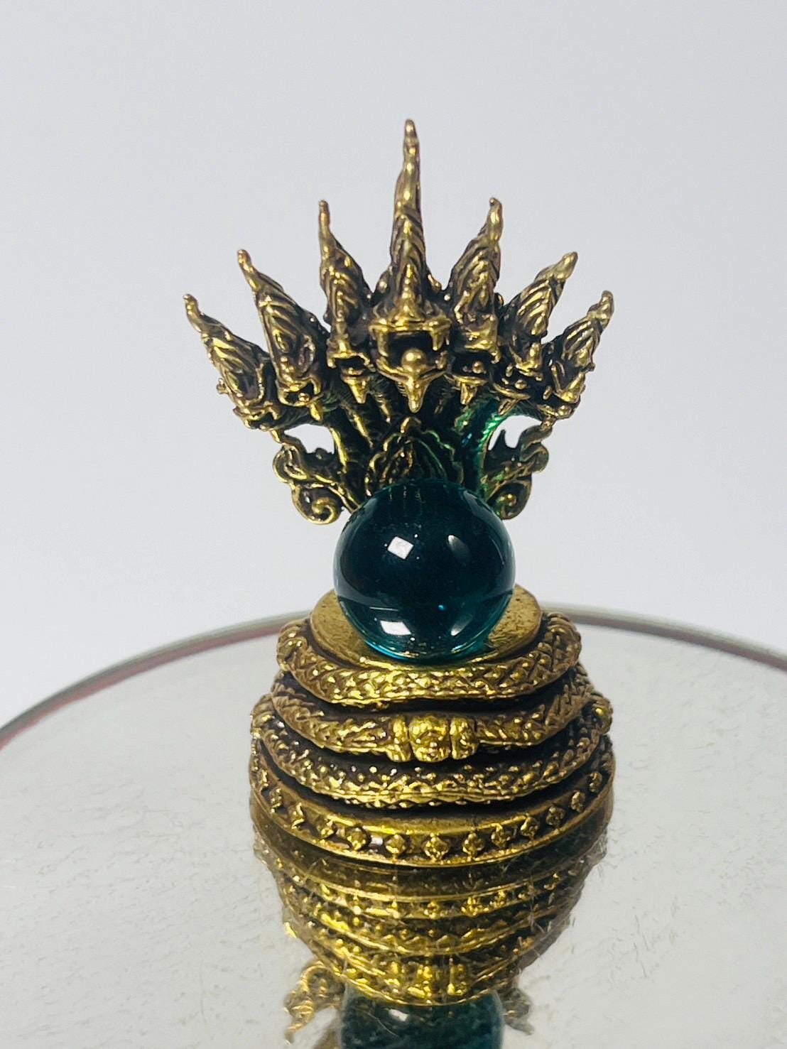 7頭のナーガのお守り：神秘的な宝珠を持つタイの蛇像 - Etsy 日本