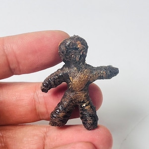 Rzadka lalka ducha Hun Payont: tajski amulet zapewniający ochronę i bogactwo