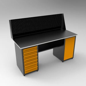 Op de afbeelding: Een zwarte en grijze werkbank met een geperforeerd achterpaneel en een zwart werkoppervlak. De werkbank heeft oranje laden en een bijpassend oranje zijpaneel. De werkbank is ontworpen voor een werkplaats of garage.