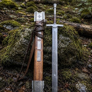 Hand Forged Damascus Steel Crusader Sword, Medieval Viking Replica, Decorative Fantasy Blade, Collectible Scabbard Damascus Sword