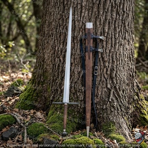 Puede incluir: Una taza de cerámica blanca con un asa negra y el texto "But First, Coffee" en negro, con una fuente de estilo manuscrito. La taza está sobre una superficie blanca.