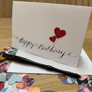 Persönliche Karte „Happy Birthday“ – handgeschrieben mit glitzernden Herzen – inkl. Umschlag