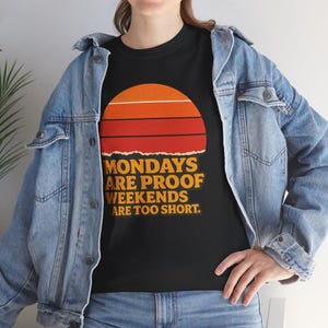 Lustiges Montag Shirt Unisex T-Shirt, Arbeitswoche Humor T-Shirt, Retro Sunset Grafik T-Shirt, Faule Stimmung T-Shirt, Montage sind Beweis, dass Wochenenden zu kurz sind