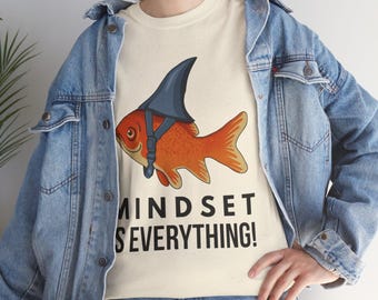 Camiseta "La mentalidad lo es todo": Camiseta con gráfico de pez dorado con aleta de tiburón