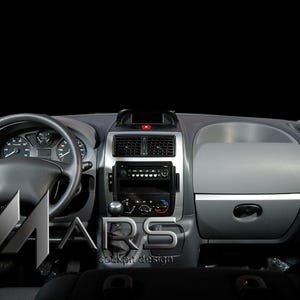 Peut inclure: Un tableau de bord de véhicule gris foncé avec un volant à gauche, une console centrale dotée d'aérateurs, d'une radio et de boutons de climatisation. Le mot MARS est affiché en grandes lettres avec le texte cockpit design en dessous.