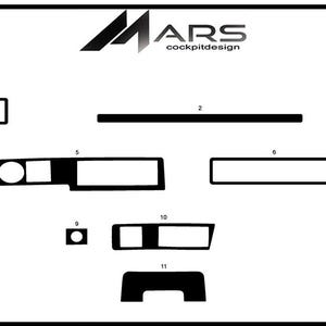Può includere: Diagramma in bianco e nero di un kit di finiture interne per un modello Volvo 940 dal 90-98. Il kit include vari pezzi sagomati, numerati, con il logo "MARS cockpitdesign" in alto.