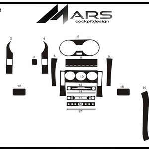 Op de afbeelding: Zwarte interieurbekledingsset voor een Land Rover. De set bevat diverse gevormde stukken voor het dashboard en de console, met het "MARS cockpitdesign" logo en de tekst "19 Decor" zichtbaar.