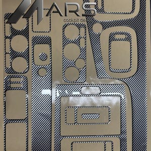 Könnte beinhalten: Ein Bogen mit Carbonfaser-Innenausstattungsteilen für ein Fahrzeug. Die Teile haben verschiedene Formen und Größen und sind für das Armaturenbrett und die Konsole konzipiert. Der Text "MARS cockpit design" ist sichtbar.