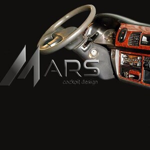 Peut inclure: Un tableau de bord de voiture avec volant, doté d'une finition en imitation bois sur la console centrale, les bouches d'aération et l'unité radio. Le texte MARS cockpit design est affiché en police métallique à gauche de la colonne de direction.