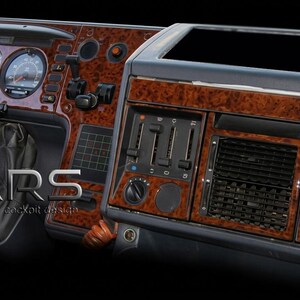 Könnte beinhalten: Ein LKW-Armaturenbrett mit glänzender Wurzelholzoptik, einem schwarzen Lenkrad, runden analogen Anzeigen und einer Mittelkonsole mit Lüftungsschlitzen und Schiebereglern. Der Text MARS Cockpit Design ist auf der unteren linken Seite zu sehen.