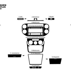 Może przedstawiać: Czarno-biały schemat deski rozdzielczej samochodu, oznaczony różnymi elementami. Schemat zawiera tekst, taki jak "VOLKSWAGEN GOLF - V PLUS 12/2004>" oraz ponumerowane etykiety dla części, takich jak "Links", "Wamblinker" i "Radioanlage RCD 30 4X20 Watt".