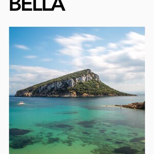 Può includere: Immagine di un paesaggio costiero panoramico con il testo "SARDEGNA BELLA" e "SUMMER 2025". L'immagine presenta un mare turchese, un'isola rocciosa ricoperta di vegetazione e un cielo blu con nuvole.