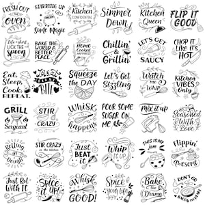 Può includere: Una collezione di grafiche a tema cucina in bianco e nero con varie frasi come "Fresh Out The Oven", "Simmer Down" e "Chillin' & Grillin'". Questi disegni presentano illustrazioni di utensili da cucina e generi alimentari.