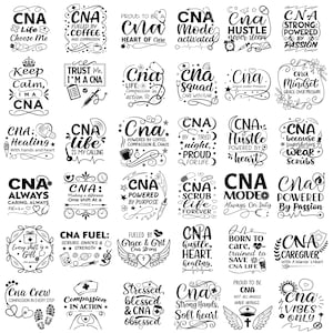 Pode incluir: Uma coleção de designs em preto e branco com o tema CNA (Assistente de Enfermagem Certificado). Cada design apresenta texto com elementos decorativos, incluindo corações, estetoscópios e asas. As frases celebram o cuidado e a enfermagem.